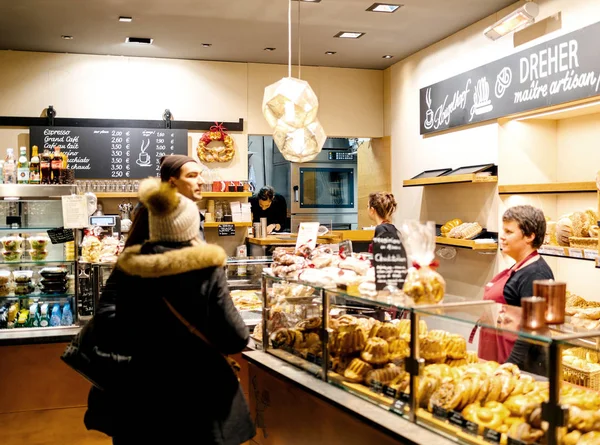Par köpa nybakade kougelhof kakor och bröd i en groddar — Stockfoto