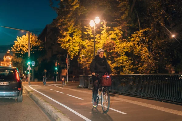 Senior kobiety, jazda na rowerze w nocy, w centrum Strasburga — Zdjęcie stockowe