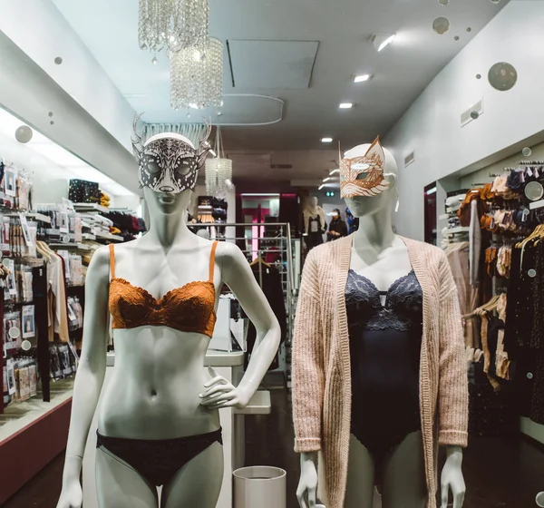 Manequins em lingerie e máscaras temáticas de Natal em displa loja — Fotografia de Stock
