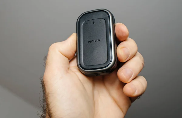 Homme tenant vintage Nokia GPS module bluetooth — Photo