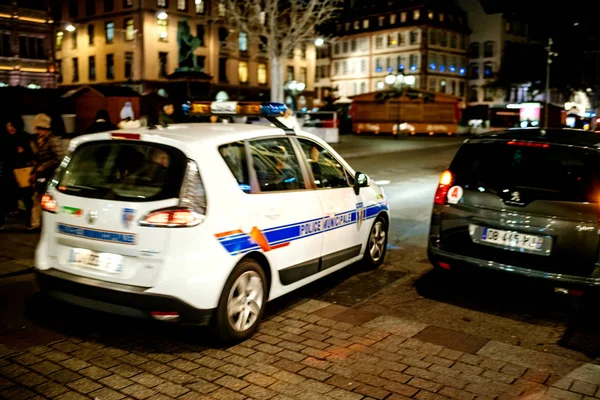 フランスの警察車クリスマス マーケットの監視 — ストック写真