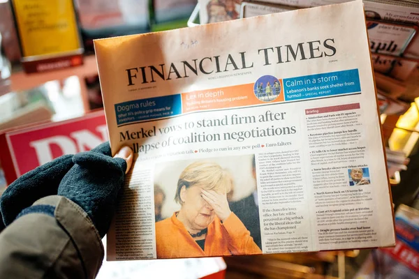 Punto de vista de mano masculina usando guantes que sostienen las noticias del Financial Times —  Fotos de Stock