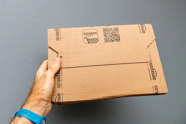 Hombre sosteniendo Amazon Caja de cartón — Foto de Stock