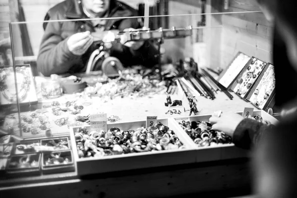 Ventilador de vidro irreconhecível preparando lembranças de brinquedos tradicionais de Natal no mercado de Natal — Fotografia de Stock