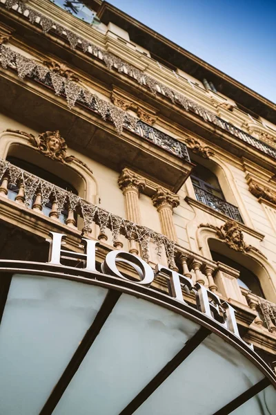 Gevel van het hotel van de luxe met Hotel woord boven de ingang van de officiële — Stockfoto