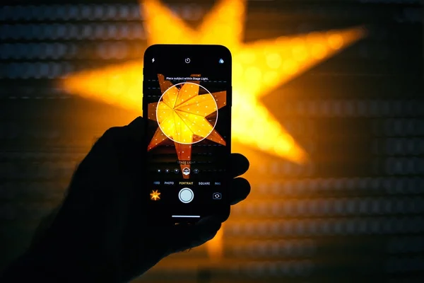 Настройка света сцены для портретного режима в новом Apple iPhon — стоковое фото