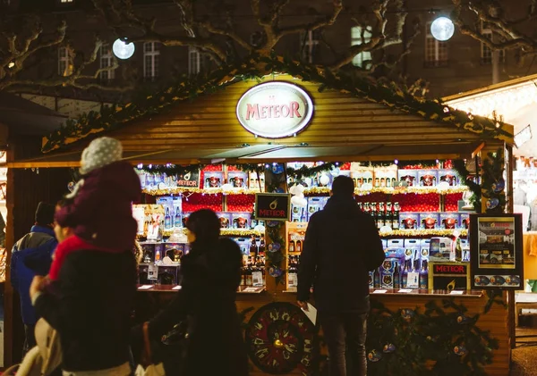 Vánoční trh stánek Chata prodej několika typů alcoholi — Stock fotografie