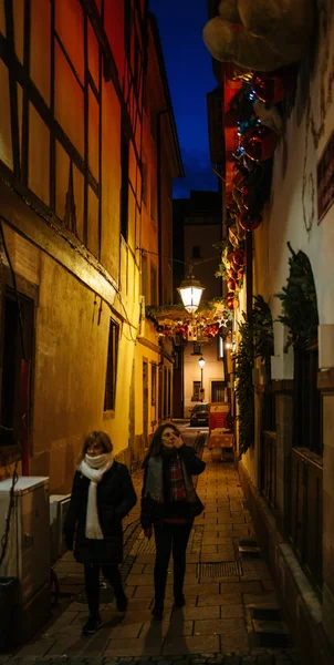 2 つの女性観光客は小さな通り飾り文字に夜歩く — ストック写真