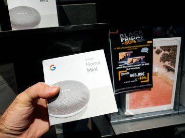 Satın alma Google Ana sayfa mini siyah sırasında Cuma adam.