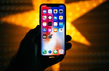 Yeni Apple iphone X 10 ekran ile sarı yıldız holding adam