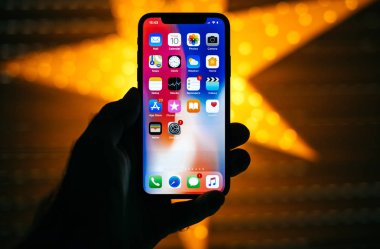 Yeni Apple iphone X 10 ekran ile sarı yıldız holding adam