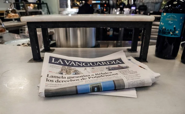 De Spaanse krant La Vanguardia op de tafel van een publieke bar-pub — Stockfoto
