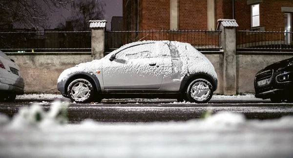 Ford Ka покриті снігом — стокове фото