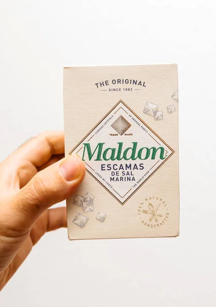 Пакет соли Мальдон на белой кухне — стоковое фото