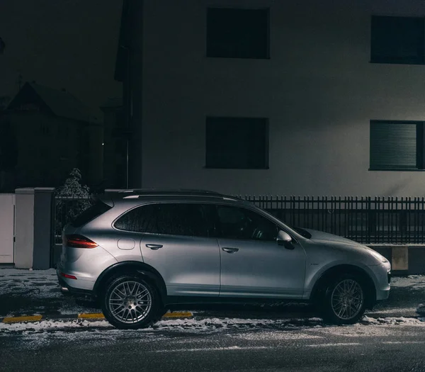 Сніг падали срібних Macan позашляховик Porsche припаркований — стокове фото