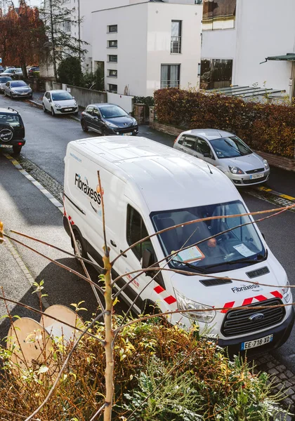 Beyaz Ford van den Fibraxess fiber optik kurulum — Stok fotoğraf