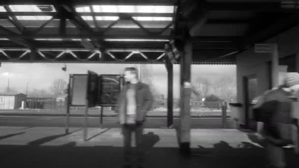 Estação Metrô Com Pessoas Através Janela Trem Preto Branco — Vídeo de Stock