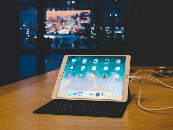 คอมพิวเตอร์แล็ปท็อป Apple iPad Pro ใน Apple Store — ภาพถ่ายสต็อก