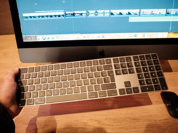 Homem segurando teclado iMac Pro — Fotografia de Stock