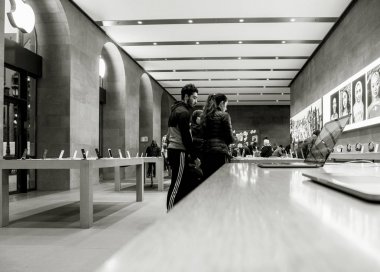 ouple Apple Store yeni Macbook Pro satın almaya karar vermeden içinde
