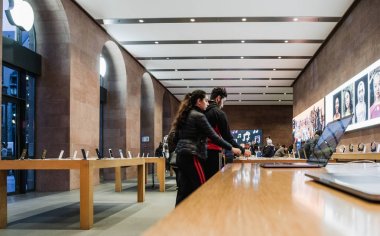 ouple Apple Store yeni Macbook Pro satın almaya karar vermeden içinde