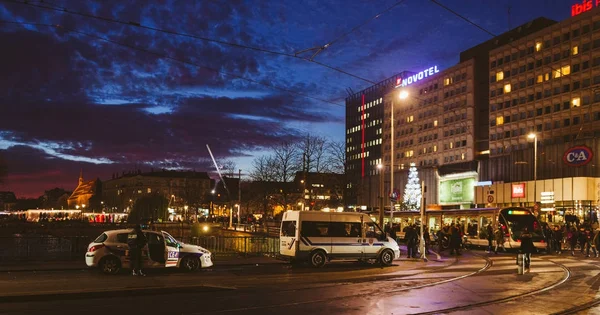 Rendőri ellenőrzést pénztárca és táskák, bombák és terrorista eszköz — Stock Fotó