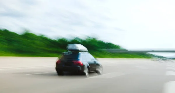 Carro familiar moderno com transportador de carga no telhado — Fotografia de Stock