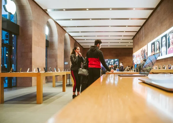 Pareja dentro de Apple Store decidiendo comprar la última MacBook Pro — Foto de Stock