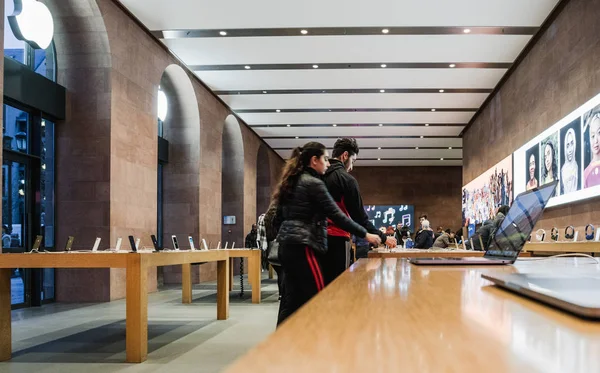 Pareja dentro de Apple Store decidiendo comprar la última MacBook Pro — Foto de Stock