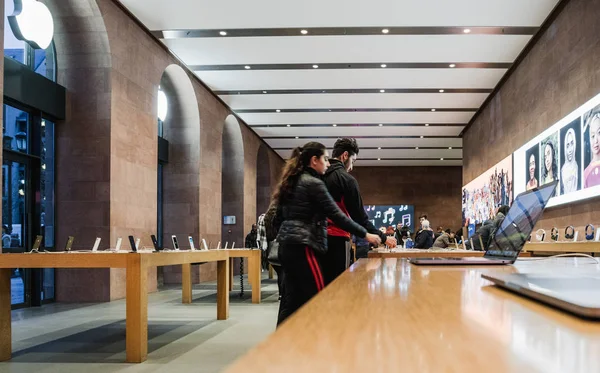 Ouple uvnitř Apple Store rozhodl pro koupi nejnovější Macbook Pro — Stock fotografie