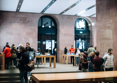 Strasbourg, Fransa - 23 Aralık 2016: Dizüstü bilgisayarlar, bilgisayar ve diğer BT için ürünler alışveriş insanlarla Apple Store yoğun kalabalık