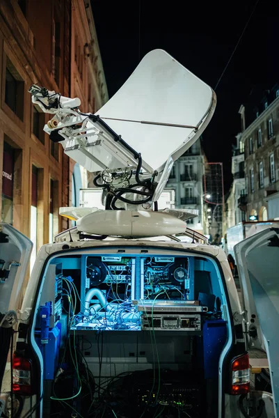 Porta Aberta Por Satélite Estacionado Van Transmitindo Notícias Última Hora — Fotografia de Stock