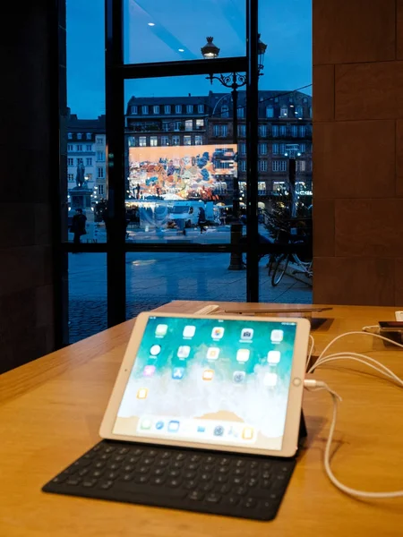 斯特拉斯堡 2018年9月10日 Ipad Pro 平板电脑与家庭屏幕应用和城市背景 — 图库照片