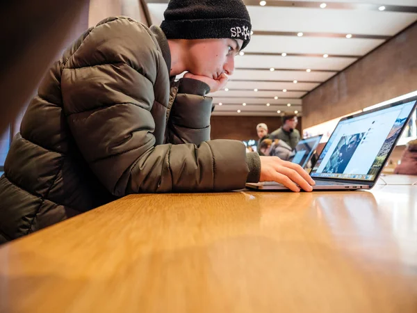 Strasbourg France September 2018 Young Man Working Apple Macbook Pro — Stock Photo, Image