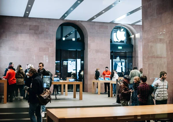 斯特拉斯堡 2016年12月23日 繁忙的人群在苹果商店与人们购物的笔记本电脑 电脑和其他 — 图库照片