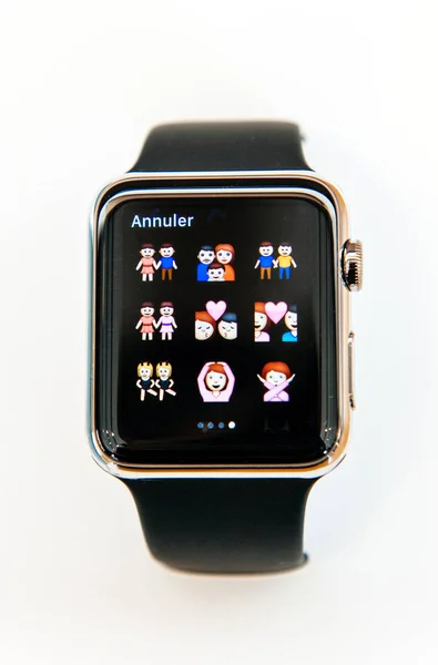 2015年4月4日 同性恋和异性恋家庭表情在苹果手表数字屏幕时钟面孔 — 图库照片