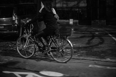 Strasbourg, Fransa - 31 Ağustos 2017: kadın geceleri - siyah beyaz görüntü Fransız şehirde bisiklet commuting