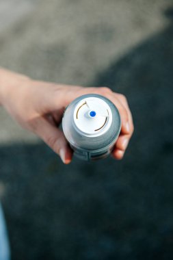 Yüksek basınç şişe can grafiti boya veya diğer gaz biber güvenlik gaz olarak tutan kadın el