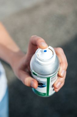 Yüksek basınç şişe can grafiti boya veya diğer gaz biber güvenlik gaz olarak tutan kadın el