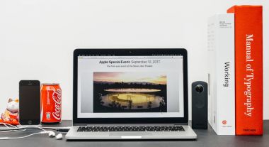 Paris, Fransa - 3 Eylül 2017: Minimalist yaratıcı oda tablo Safari tarayıcısı Apple bilgisayarlar vitrine Macpook Pro dizüstü bilgisayarda açık olan Web sitesi en son iphone X 10 ve Steve Jobs tiyatro ile