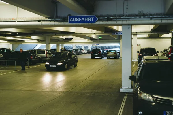 法兰克福 2016年9月21日 地下停车场的内部与 Ausfahrt 翻译作为出口标志上面 — 图库照片