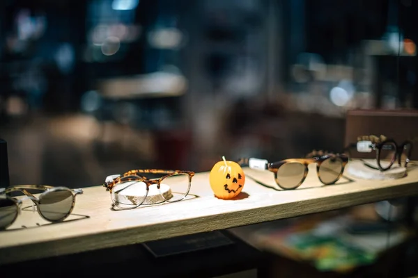 Halloween Kerze Form Eines Kürbisses Zwischen Brille Und Sonnenbrille Während — Stockfoto