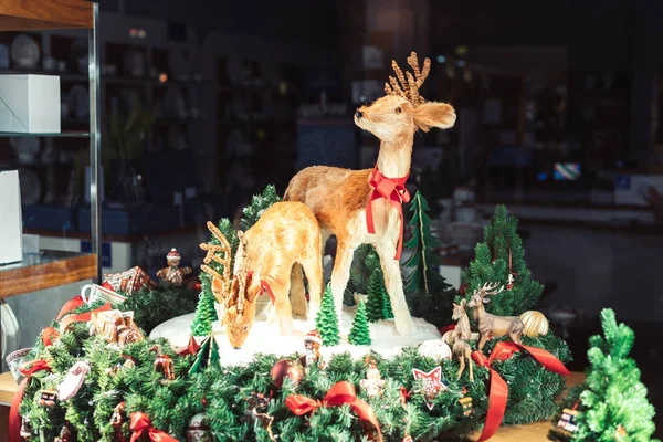 Dos Renos Rodeados Decoraciones Navideñas Durante Las Vacaciones Invierno — Foto de Stock