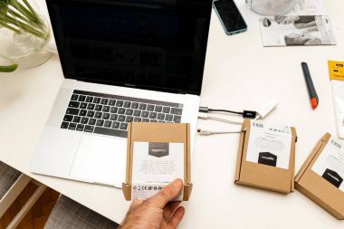 Paris, Fransa - 23 Ocak 2018: Apple Mac kitap yandaş 15 laptop birden çok masada kutuları Amazon temelleri Usb-C kabloları Ethernet ve Usb adaptör ile paketleri