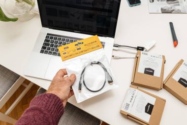 Paris, Fransa - 23 Ocak 2018: Apple Mac kitap yandaş 15 laptop kabloları üzerinden Delock Usb-C adaptörü ile birden çok paket kutusu içeren tablo