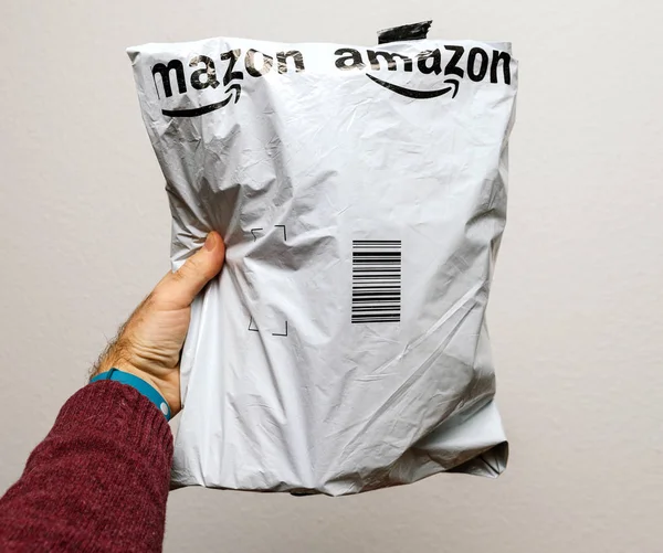 Paris Fransa Ocak 2018 Beyaz Arka Plan Üzerinde Amazon Paket — Stok fotoğraf