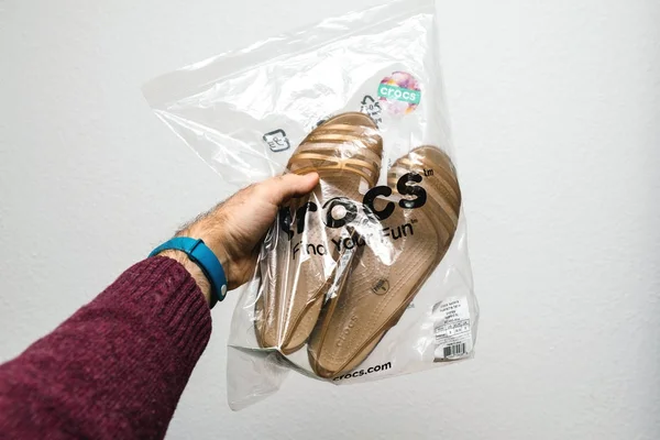 新しいクロックス イザベラ サンダル女性靴のペアはオンラインで購入 プラスチック戻る新しい包装を抱きかかえたパリ フランス 2018 — ストック写真