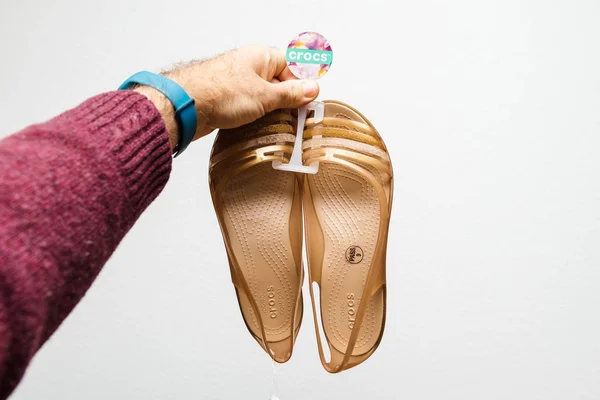 オンライン新しいクロックス イザベラ サンダルを買った女性靴のペアを保持しているパリ フランス 2018 — ストック写真