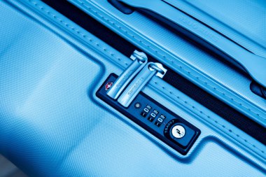 Samsonite bavul evrak çantası ile odak üstünde logo ve Tsa tarak