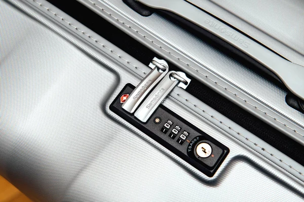 Maleta Samsonite maletín con foco en el logotipo y peine TSA — Foto de Stock